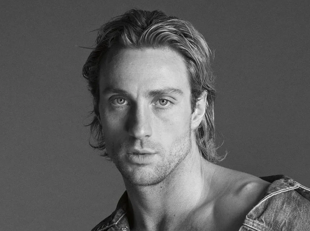 multimedia.normal.9c753ea503bbcc0a.QWFyb24gVGF5bG9ySm9obnNvbl9ub3JtYWwud2VicA