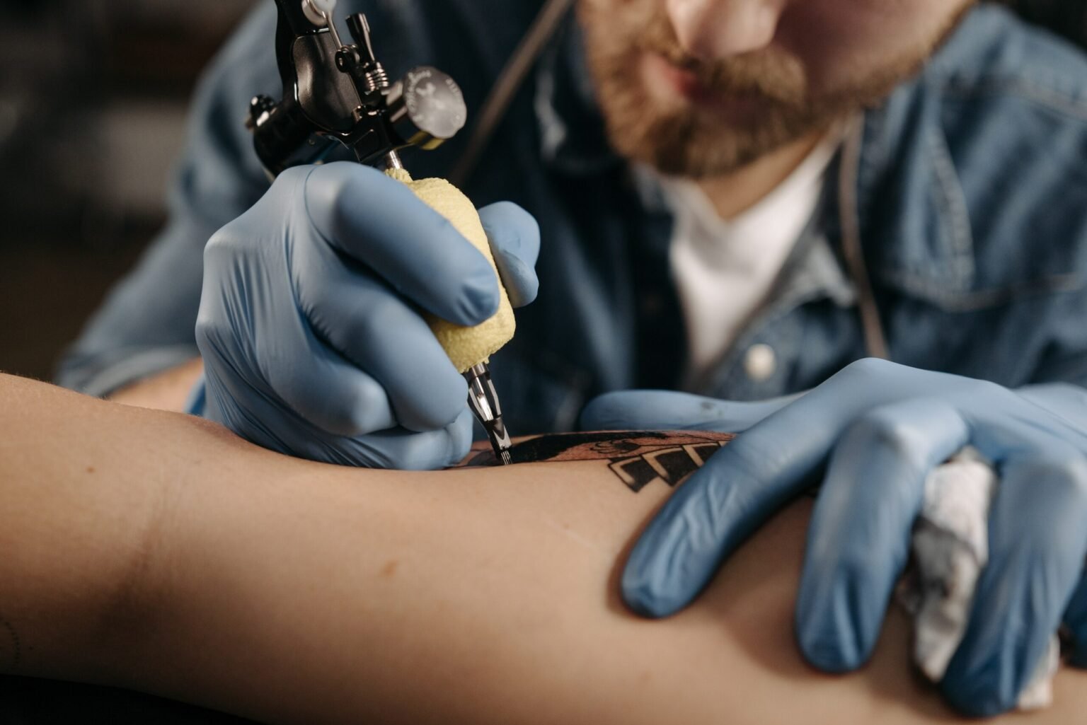 Un estudio descubrió que el 83% de las tintas para tatuajes tiene ingredientes ocultos sueldo de un tatuador scaled 1