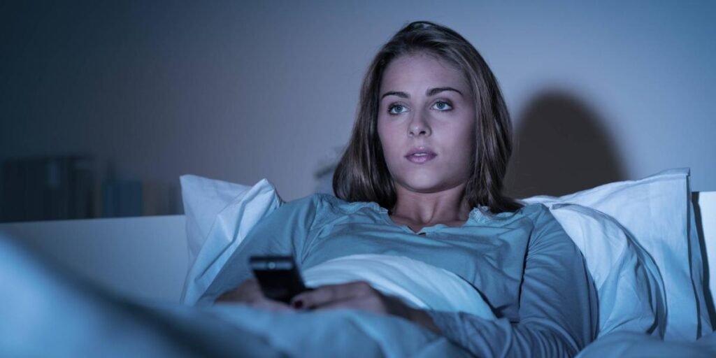 Los impensados riesgos de dejar la televisión encendida mientras dormimos 633c668600f60