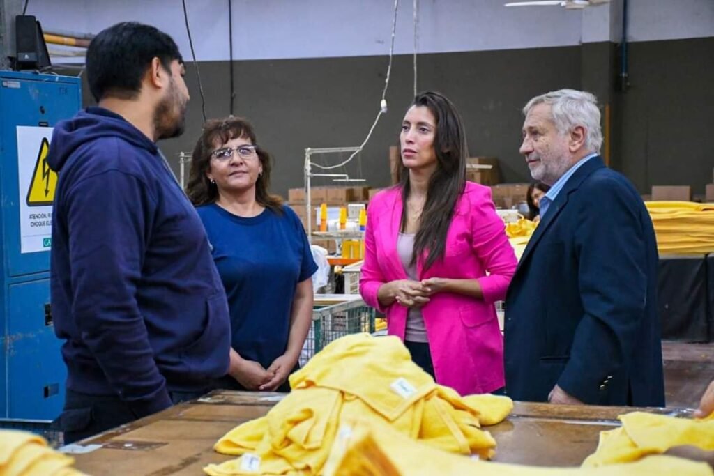 Lopez visitó las fábricas locales: «Vamos a defender al sector textil que está resistiendo» FB IMG 1712658040146
