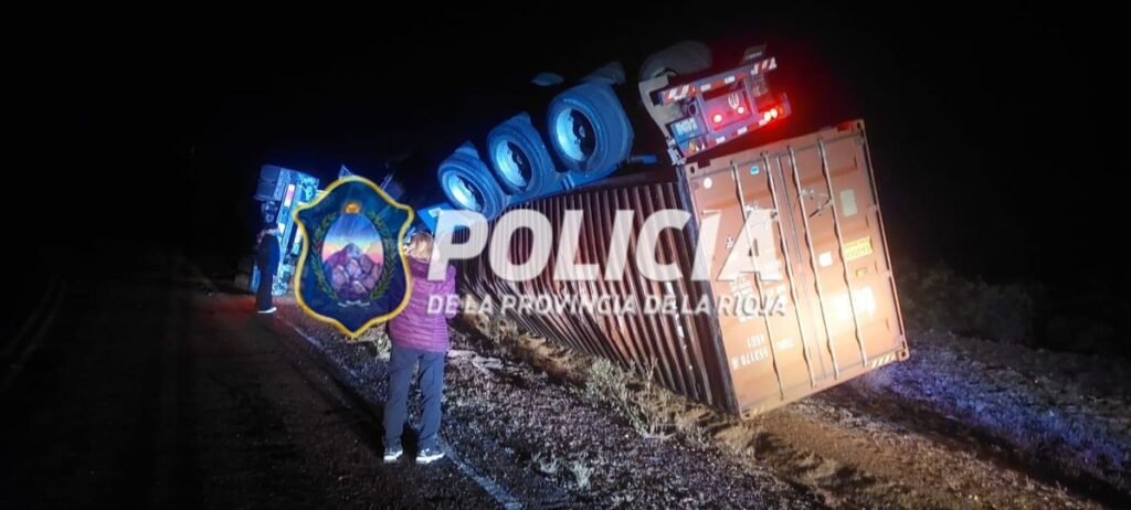 Una mujer sufrió lesiones tras el vuelco de un camión en cercanías de Patquía Vicky vuelco 1