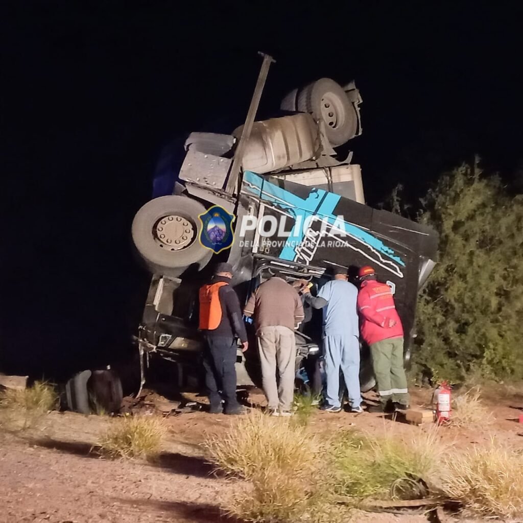 Conductor de un camión volcó y quedó atrapado en el interior del vehículo Vicky vuelco