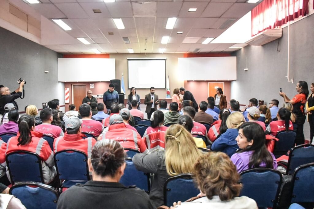 Realizaron la jornada «Mi compromiso es vialmente responsable» en Chamical WhatsApp Image 2024 04 18 at 6.34.40 PM