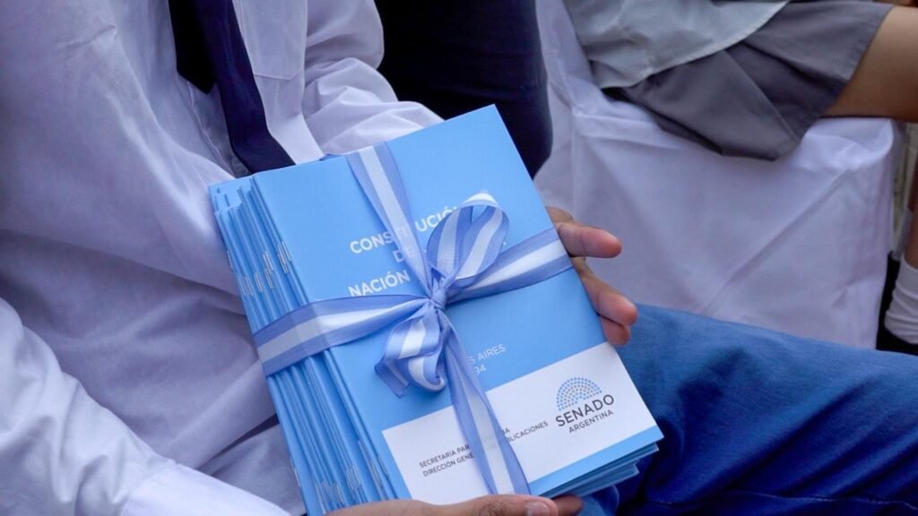 Más de 6 mil estudiantes secundarios de La Rioja prometieron Lealtad a la Constitución IMG 20240504 WA0008