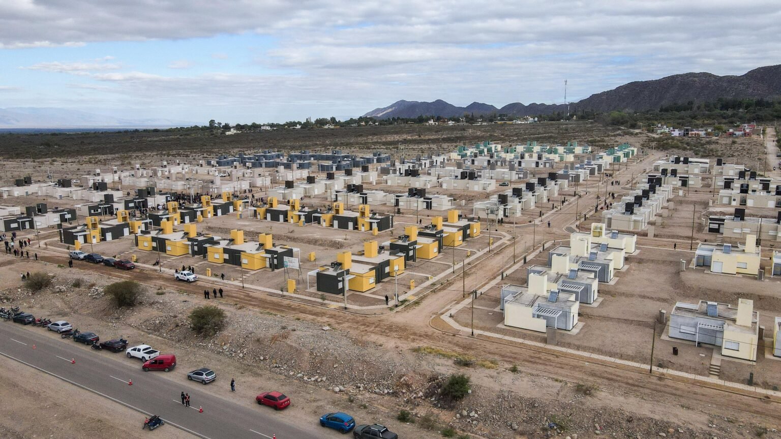 Quintela encabezó la entrega de 160 viviendas en Los Sarmientos WhatsApp Image 2024 05 02 at 8.06.58 PM