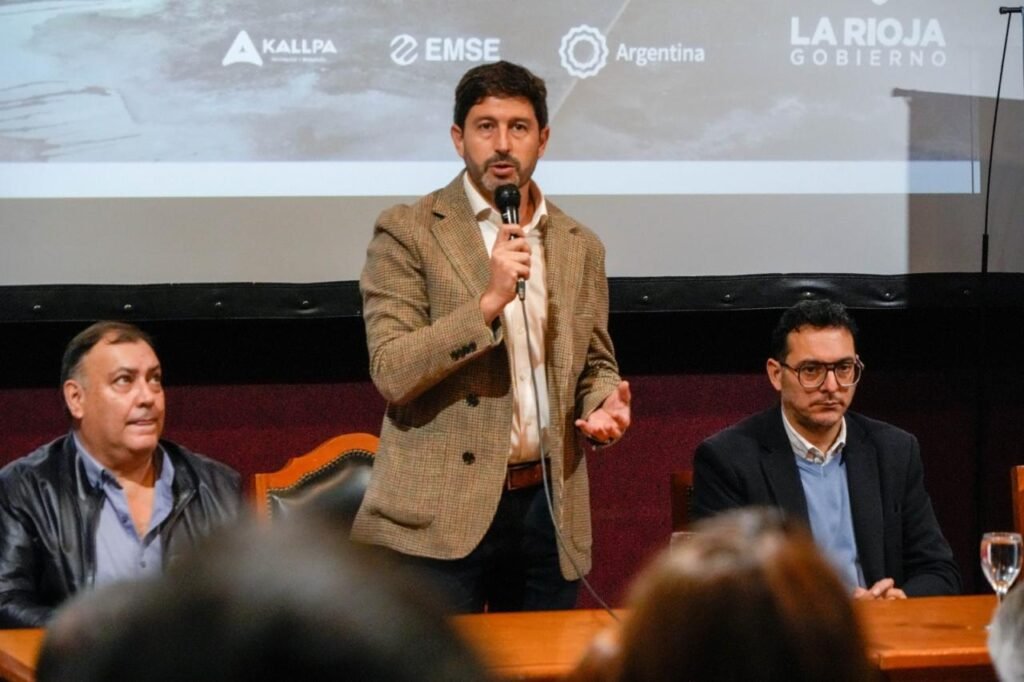 La oferta laboral referida a la actividad minera genera expectativas en los jóvenes estudiantes riojanos WhatsApp Image 2024 05 08 at 11.40.26 AM