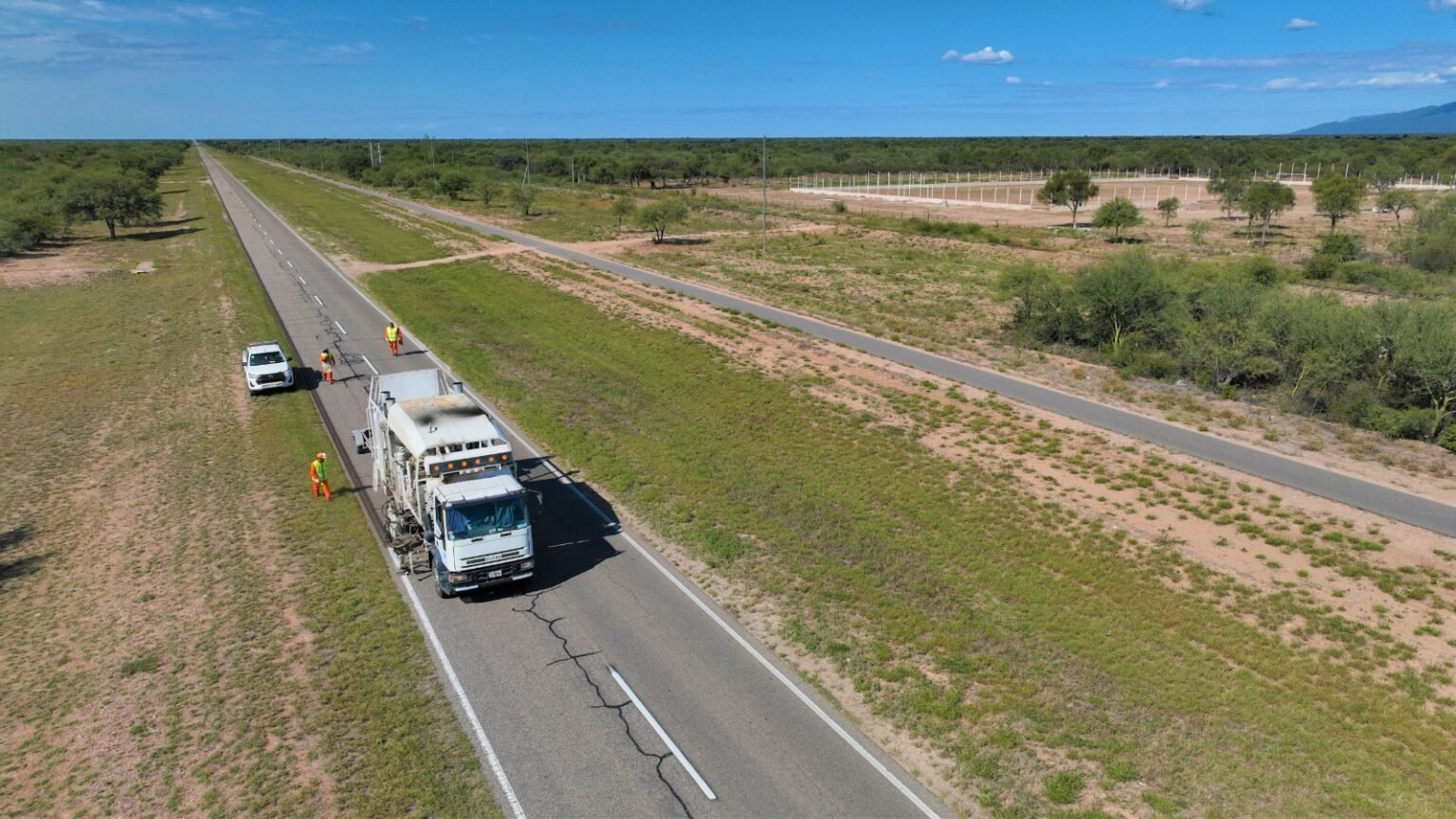 Vialidad Nacional continua con el señalamiento horizontal de la red en La Rioja WhatsApp Image 2024 05 22 at 10.04.19 AM