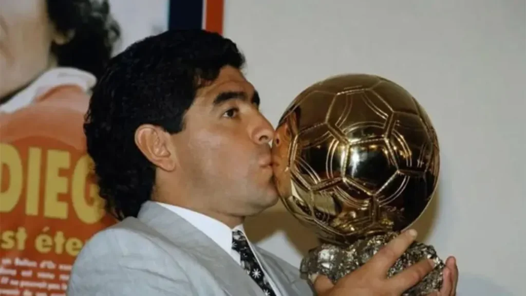 Apareció el Balón de Oro de Maradona robado en 1989 balon de oro