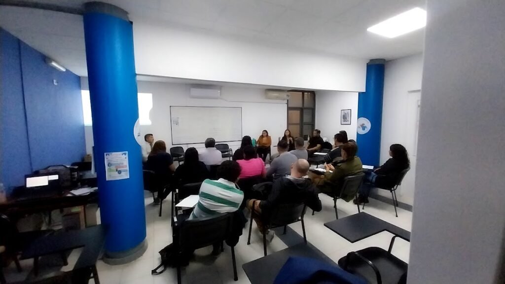 Realizan ciclo de Encuentros Informativos y Formativos destinados a personas interesadas en adoptar niños imagen charla 2024