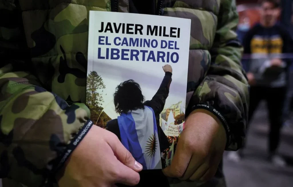 Papelón editorial: el libro de Javier Milei miente sobre sus estudios libro milei