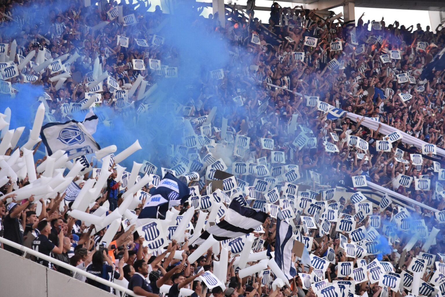 Conmoción: murió un hincha de Talleres en la cancha en medio del partido contra Platense FS67GtsXwAArw F scaled 1