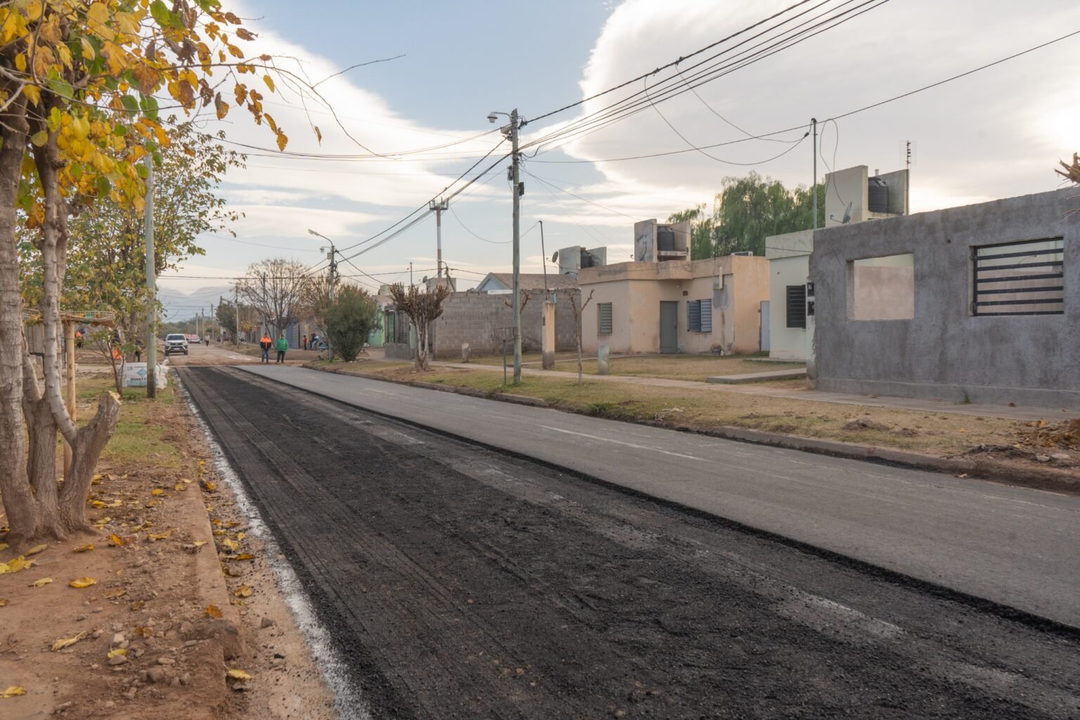 Con fondos propios, la provincia y el municipio asfaltan el barrio 26 de Mayo de Capital WhatsApp Image 2024 06 13 at 1.33.35 PM