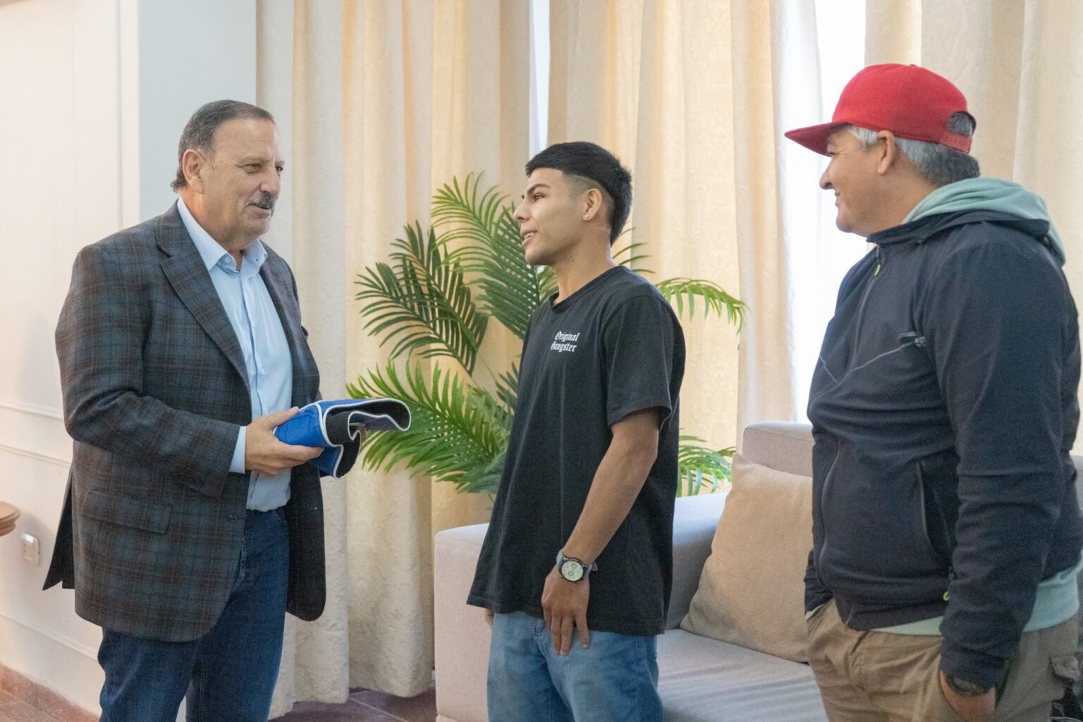 El gobernador recibió a «Chiquitín» Contreras, campeón argentino de Boxeo WhatsApp Image 2024 06 18 at 7.50.59 PM