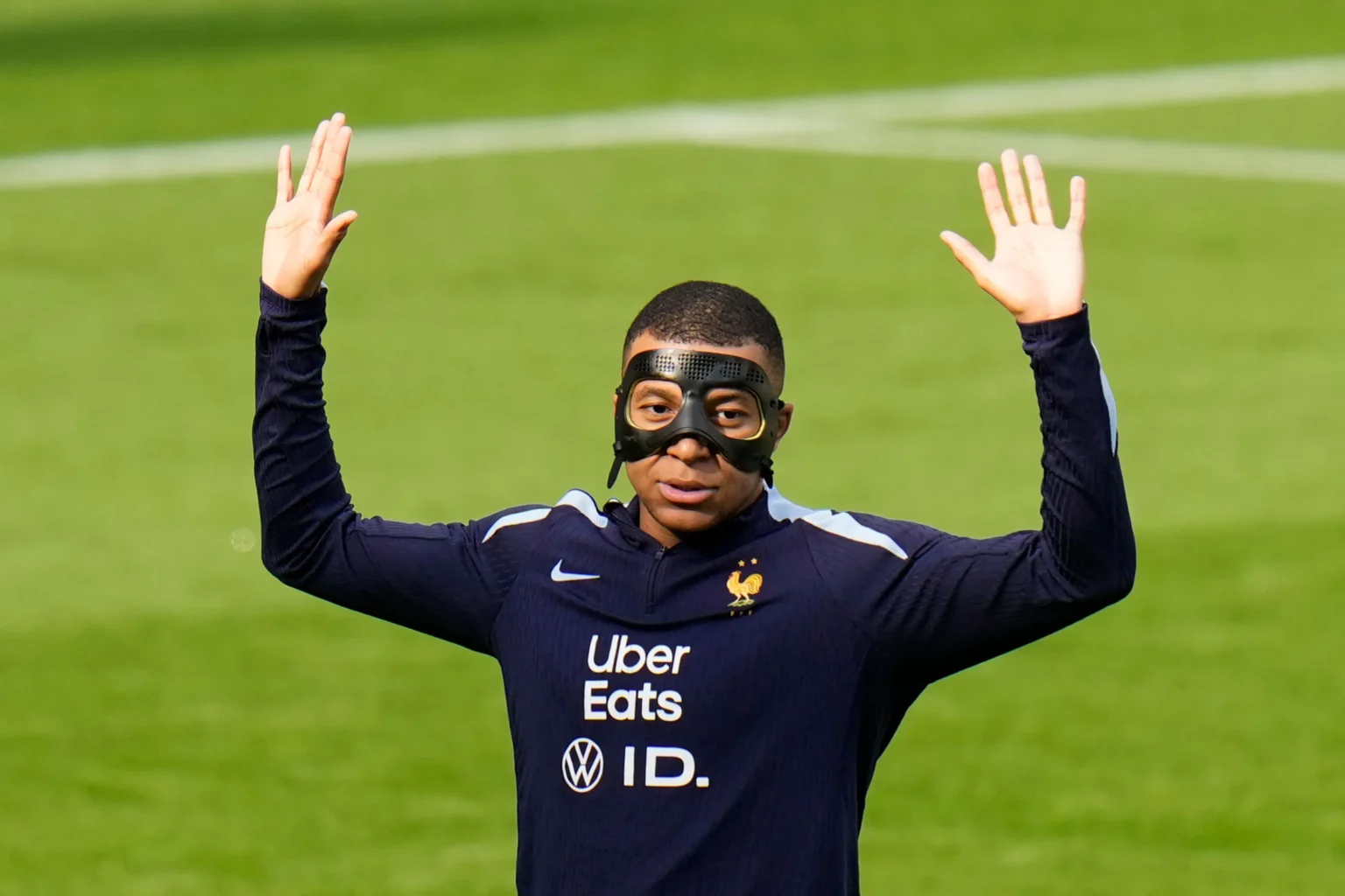 Mbappé juega con una máscara en los partidos de la Eurocopa: el motivo mbappe