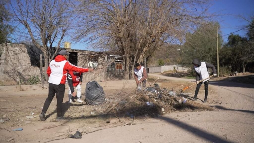 Intenso despliegue de limpieza, poda y mantenimiento de calles en barrio Joya del Velasco FB IMG 1721643072175