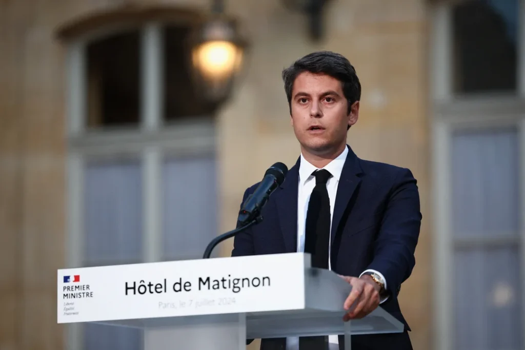 Francia: el primer ministro ofreció su dimisión, pero Macron le pidió que siga francia