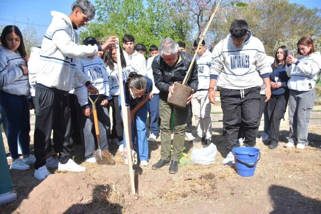 El programa “Ambiente te escucha” se implementa en las escuelas de la ciudad 456274998 1047643057362231 6170311058121647122 n