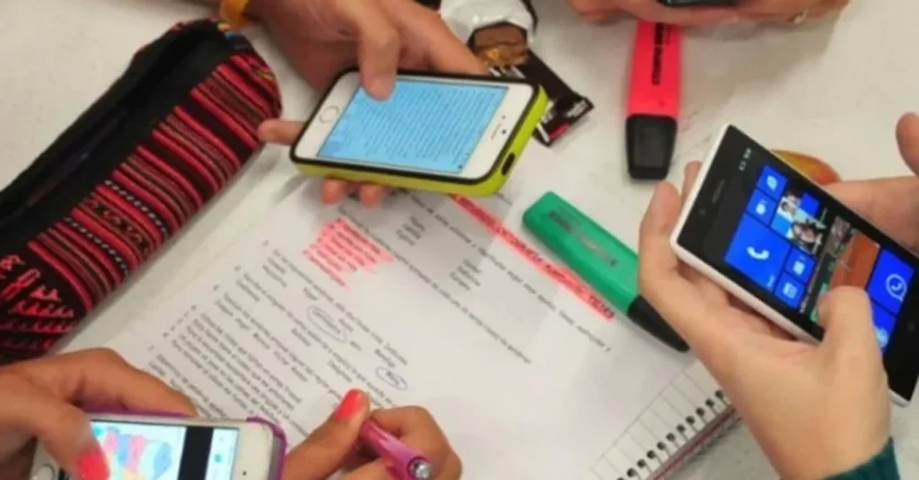 Estados Unidos aumenta restricción de uso de celulares en las escuelas 720 3 4