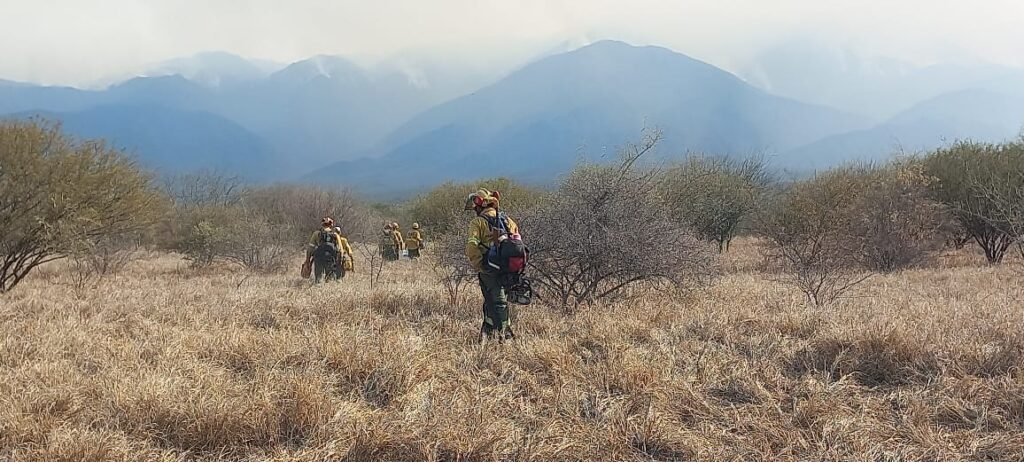 Sigue la incansable tarea para detener el incendio en el cordón del Velasco IMG 20240811 WA0013