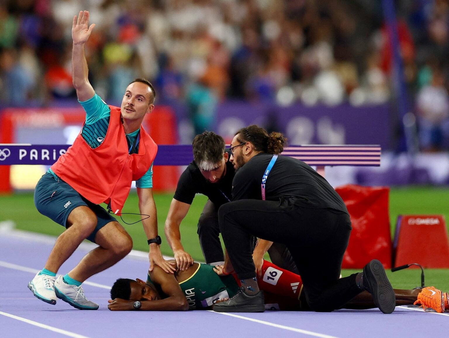 Conmoción en París 2024: el recordman de los 3000 metros quedó inconsciente tras una brutal caída en plena final NKZzOLrgx 2000x1500 2