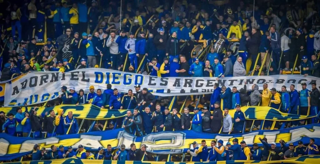 “El Diego es argentino y de Boca”: La 12 desplegó una bandera contra Adorni boca 2