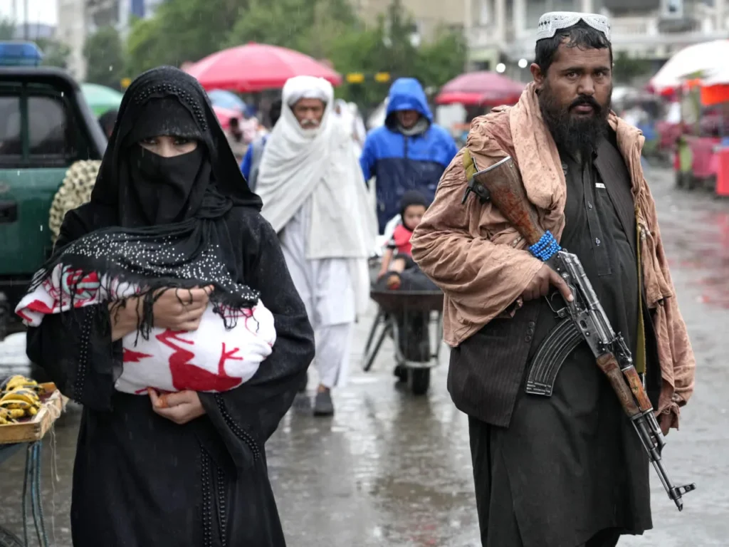 Talibanes prohíben a mujeres hablar en público en Afganistán talibanes