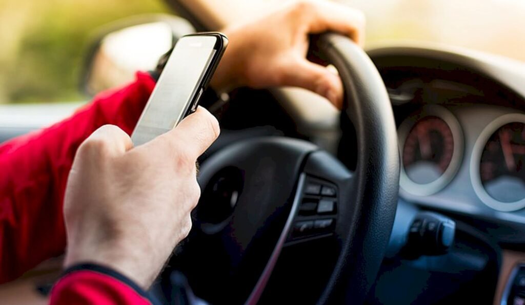 El celular, un peligro al volante: más de 200 mil personas lo usan cuando manejan 0000374761