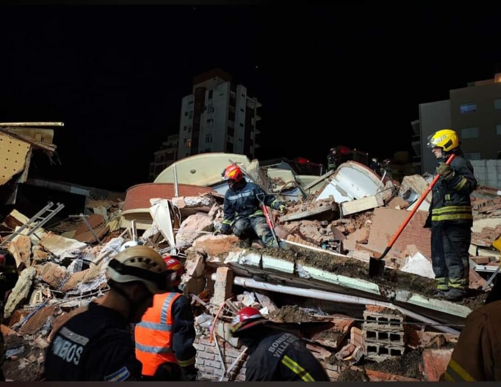 Villa Gesell: se derrumbó un edificio y hay 9 personas atrapadas entre escombros FB IMG 1730198482283
