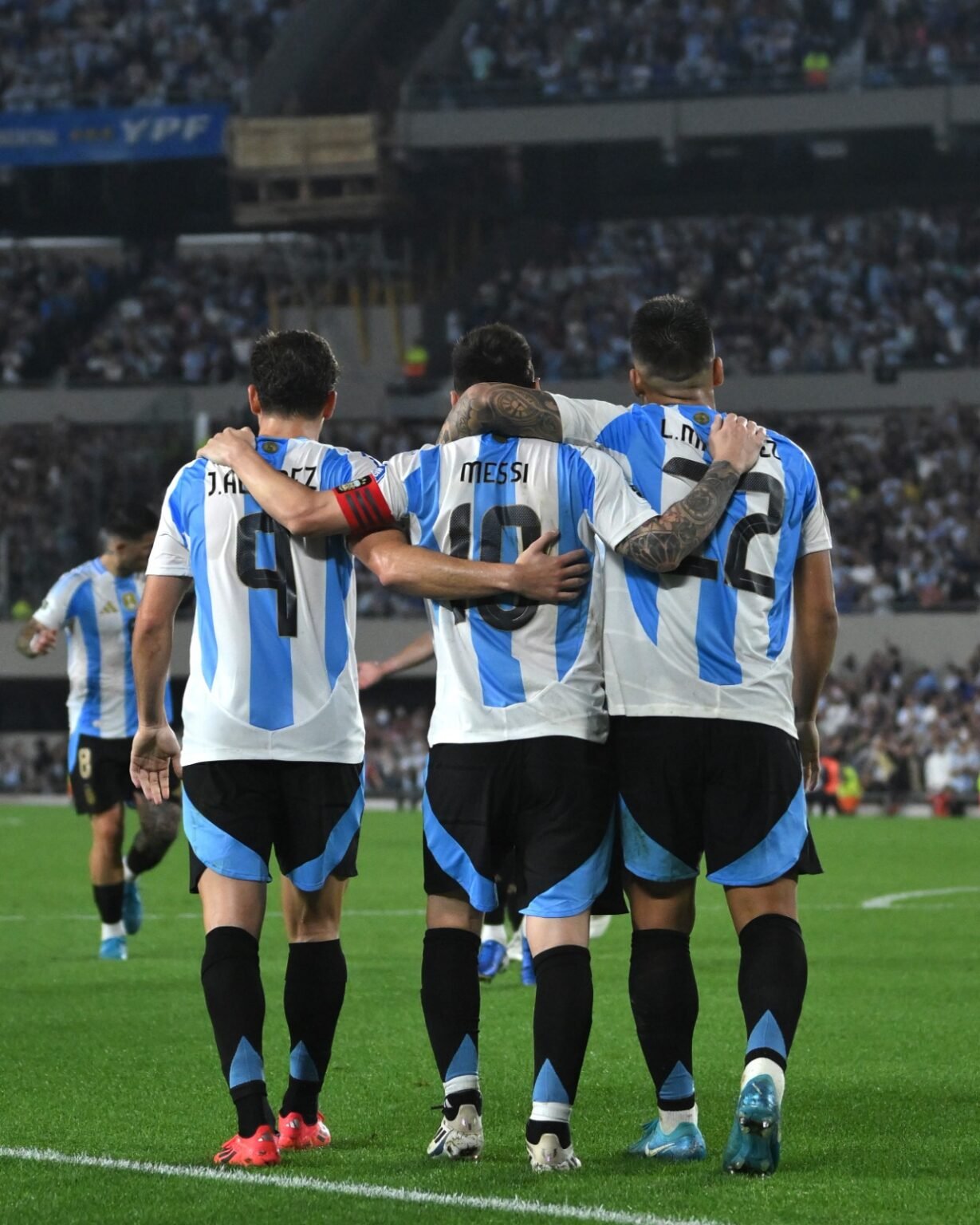 Argentina goleó a Bolivia por 6 a 0 y es el único líder IMG 20241015 WA0137