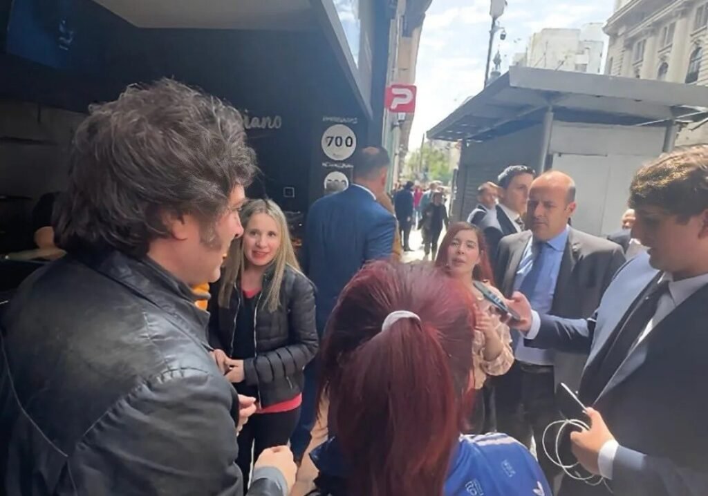 Milei fue abucheado al visitar el local de empanadas donde se refugió Fran Fijap WhatsApp Image 2024 10 10 at 7.09.52 PM