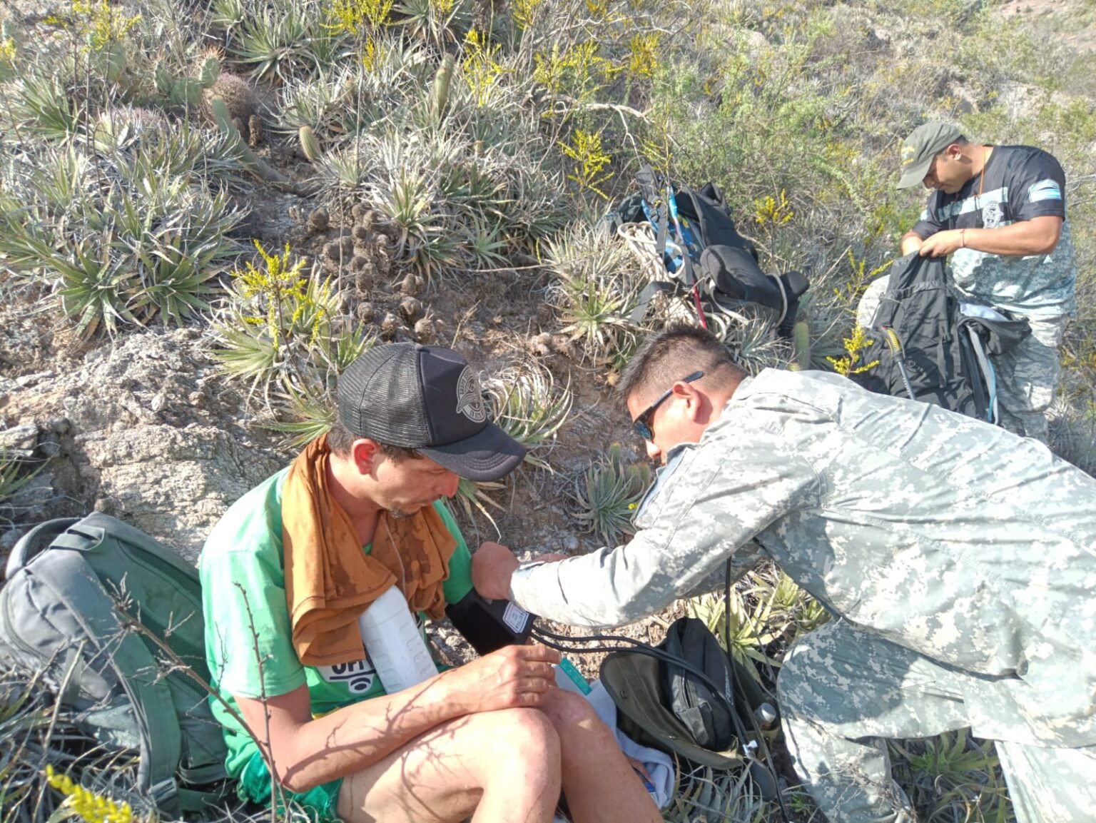 Gendarmería rescató a dos montañistas que se extraviaron en el Cerro El Velasco WhatsApp Image 2024 10 31 at 8.32.39 PM