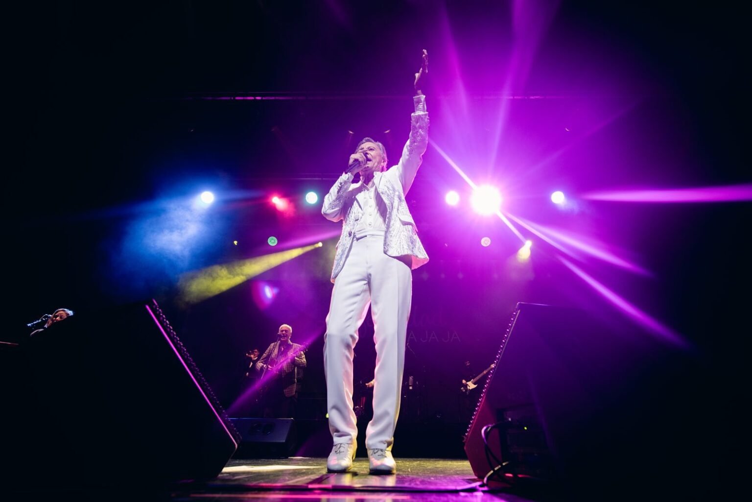 A sala llena, Palito Ortega volvió al Auditorio Nacional de Montevideo palito