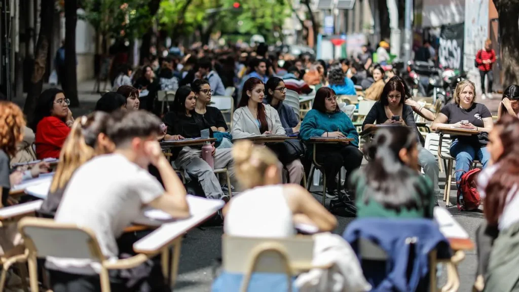 Docentes de la UBA dictarán clases públicas frente a la Rosada uba