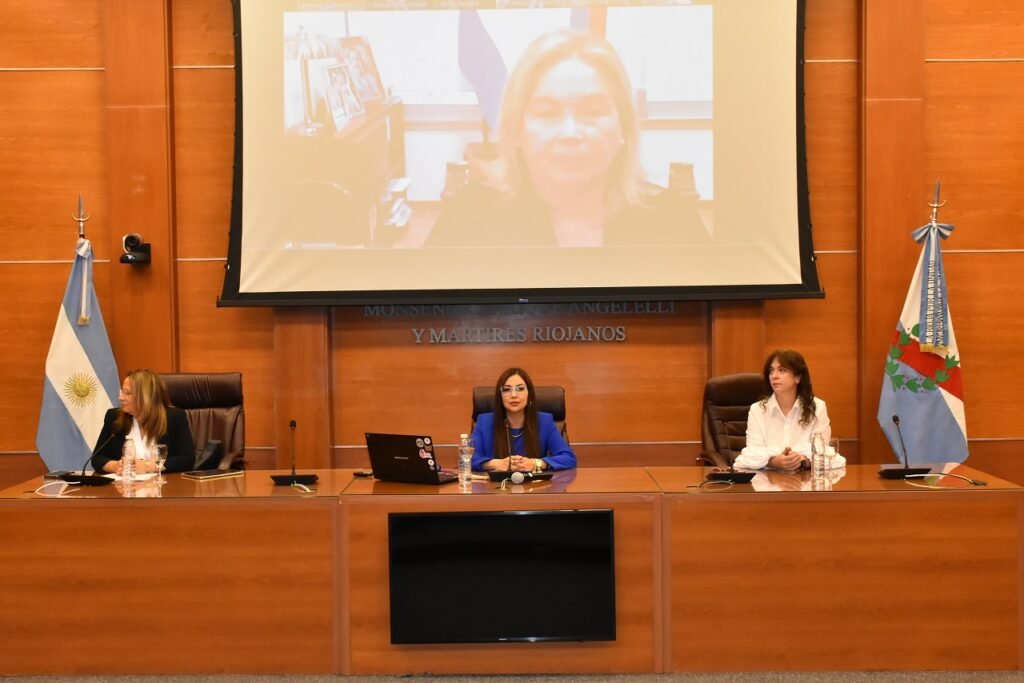 La Rioja reafirma su compromiso con los derechos de las mujeres a través de la nueva constitución Conversatorio 25N 1