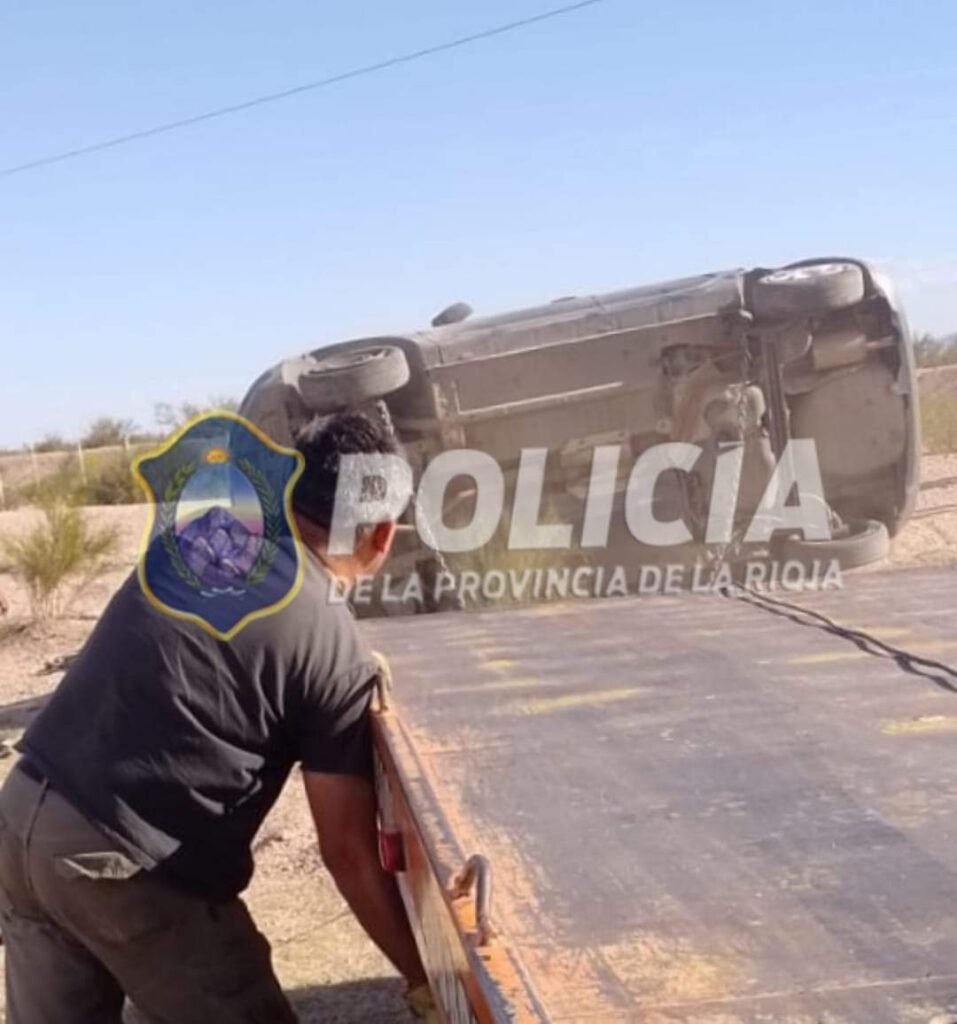 Dos jóvenes salieron ilesos tras un vuelco en Ruta 60 FB IMG 1731318068106