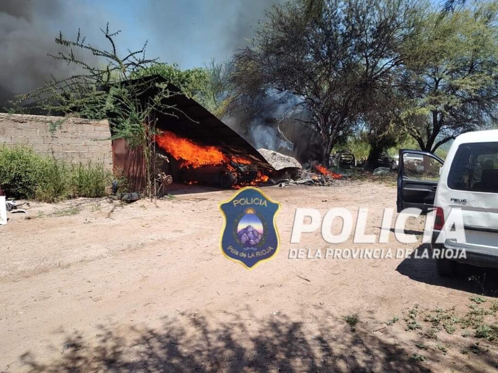 Voraz incendio de un auto en una vivienda de La Cañada FB IMG 1732616903452