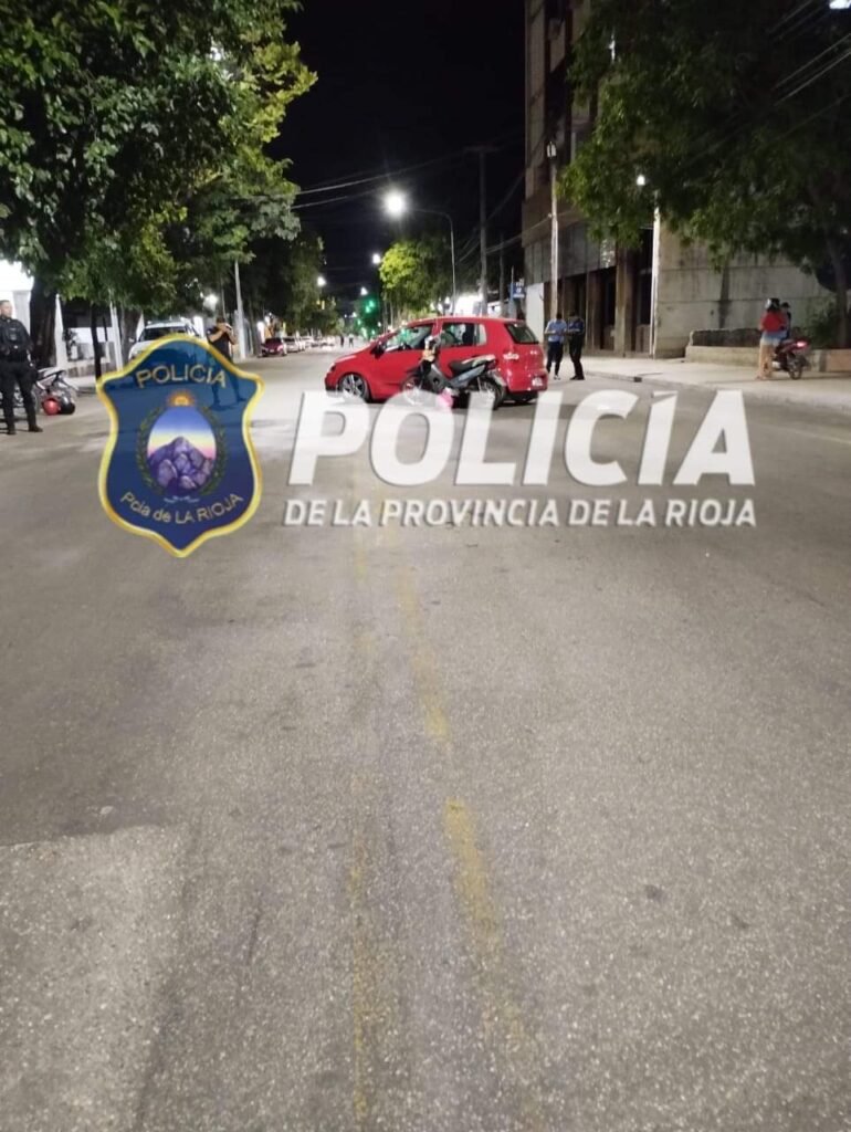 Una motociclista fue hospitalizada tras ser embestida por un auto en Capital FB IMG 1732617298438