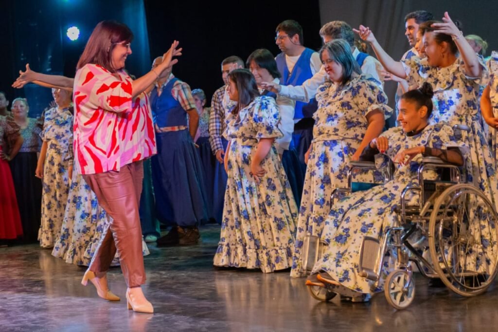 Celebraron 28 años del taller de integración artística municipal WhatsApp Image 2024 11 22 at 9.07.46 AM