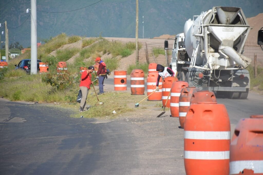 Intenso operativo de desmalezamiento, demarcaciones y cambio de luminarias en rotonda de El Chacho limpieza
