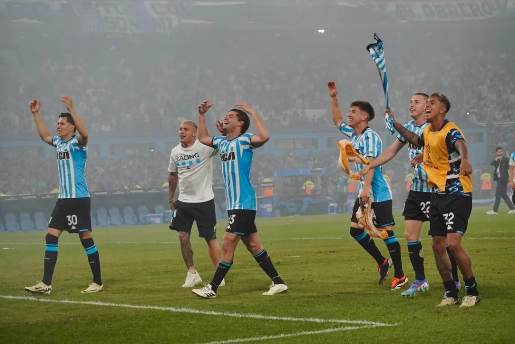 Racing llegó a Paraguay en busca de su cuarto título internacional ante Cruzeiro de Brasil racing