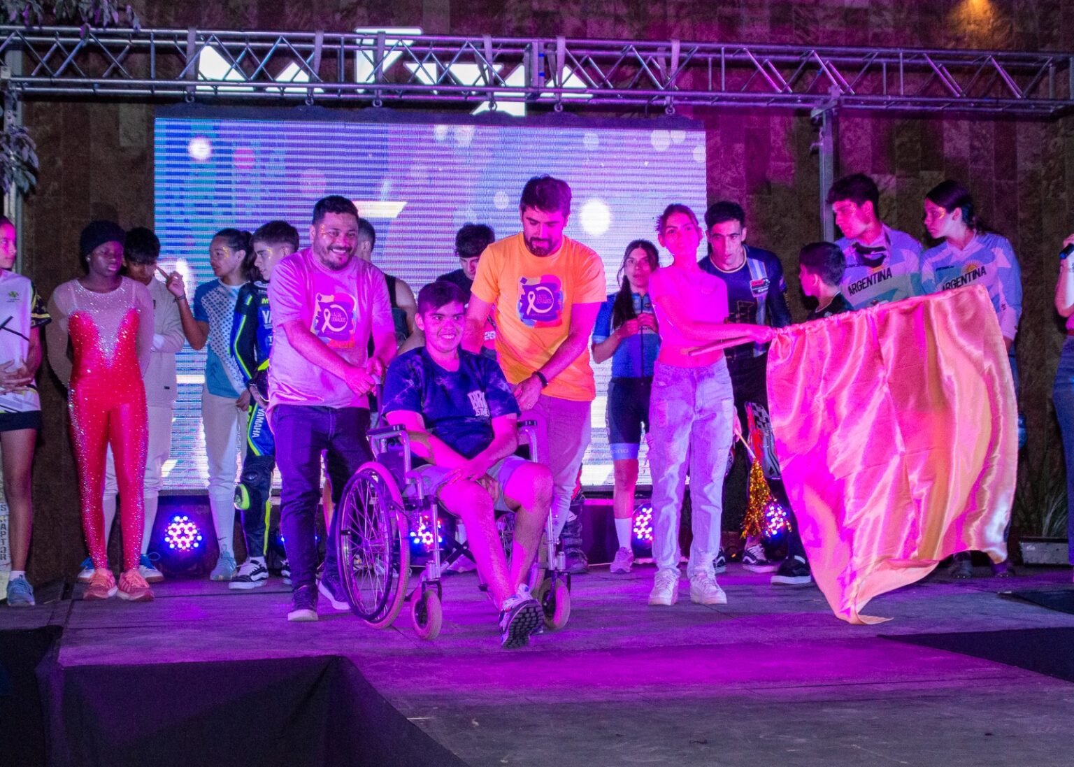 Se realizó la presentación del calendario 2025 del programa Lazos Dorados en el Parque de las Juventudes IMG 20241221 WA0040