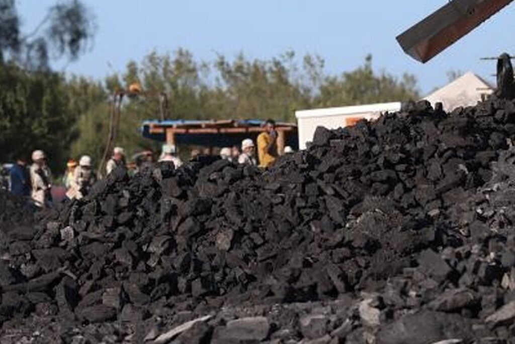 35 mineros están atrapados bajo los escombros en norte de Afganistán Mineros atrapados en mina en Afganistan. Ilustracion