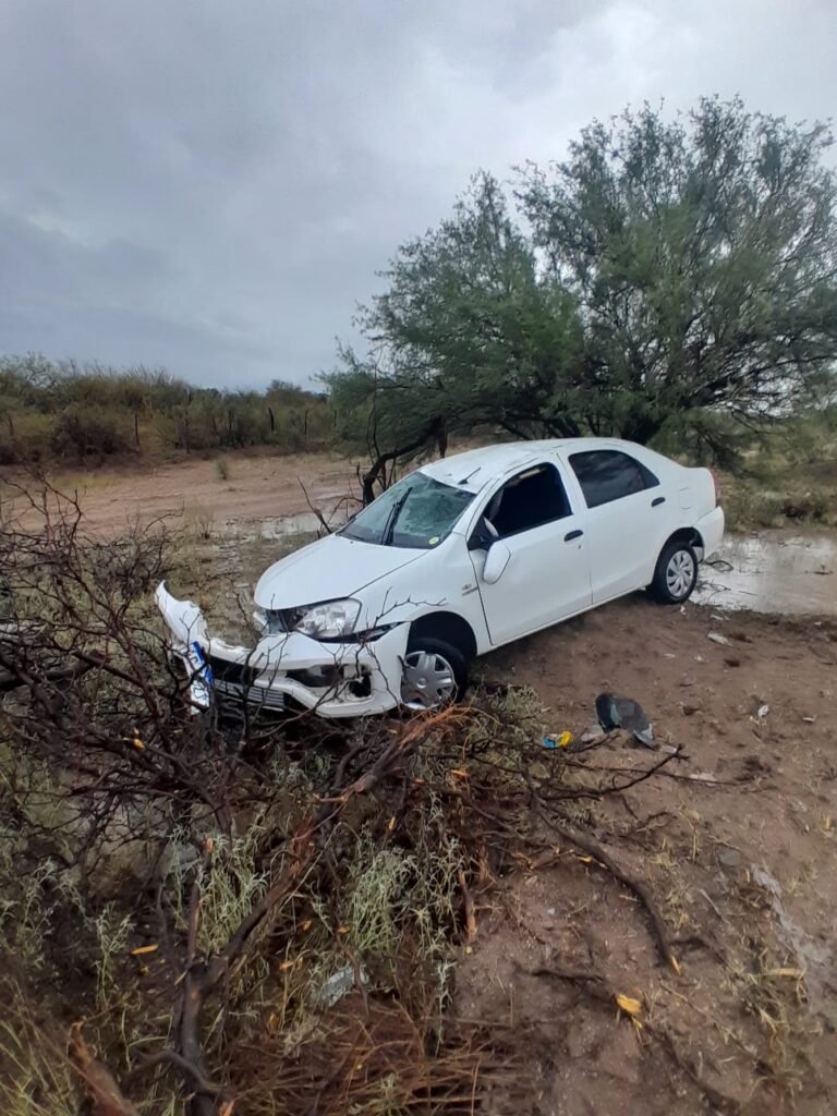 Por el temporal, el conductor de un auto volcó en Catuna: salió ileso Vicky Catuna