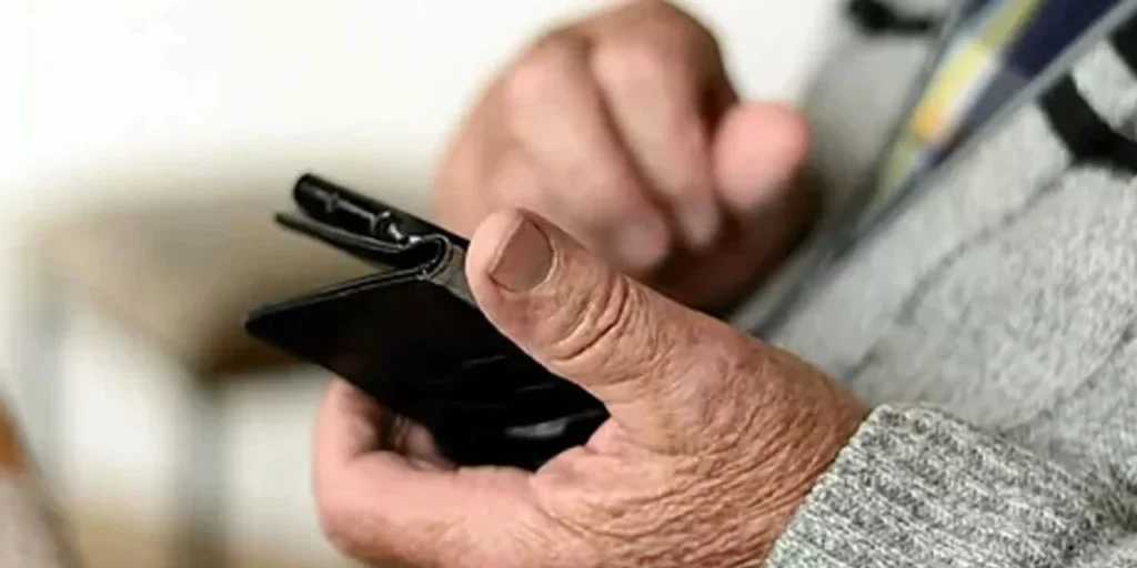 Defensa al Consumidor habilitó canal rápido y gratuito para denunciar estafas virtuales en toda la provincia estafa virtual jubilados