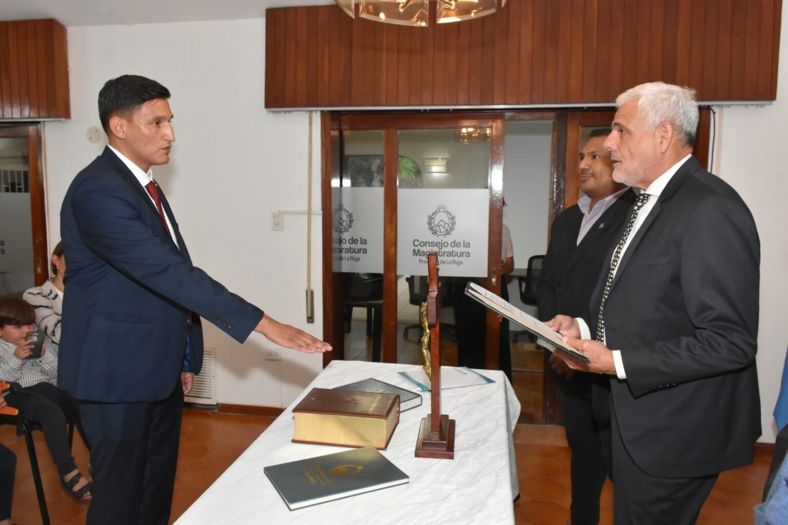 Designaron un juez suplente para Chamical juramento juez de chamical 1