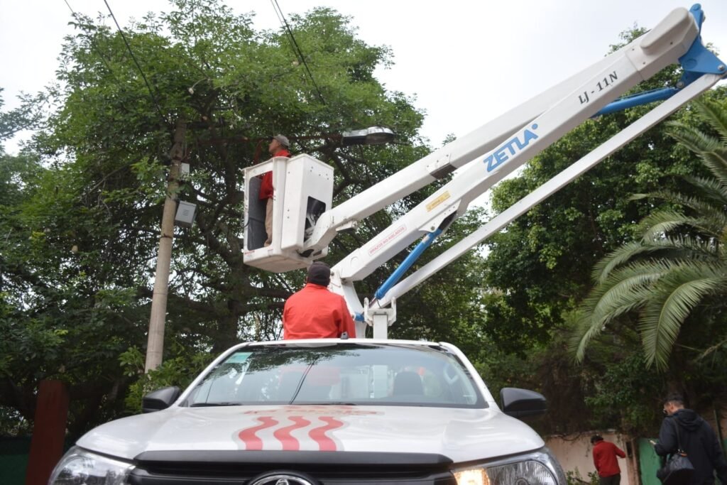 Más barrios se suman al plan integral de servicios públicos en Capital luminarias