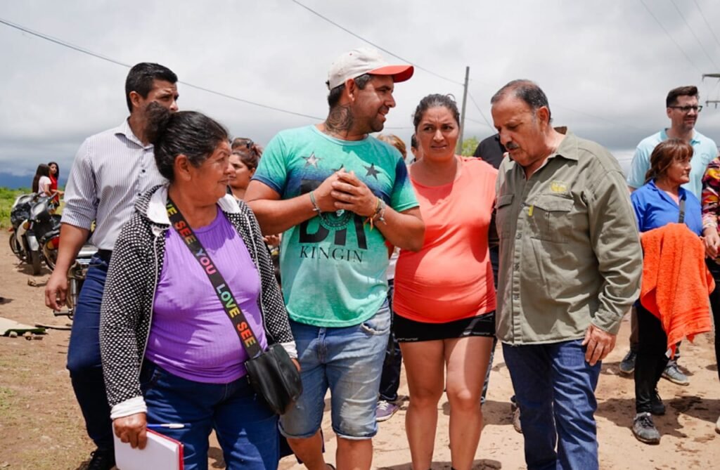 Quintela se comprometió a dar soluciones inmediatas para los chamicalenses afectados por el temporal WhatsApp Image 2025 01 28 at 3.05.04 PM e1738151195446