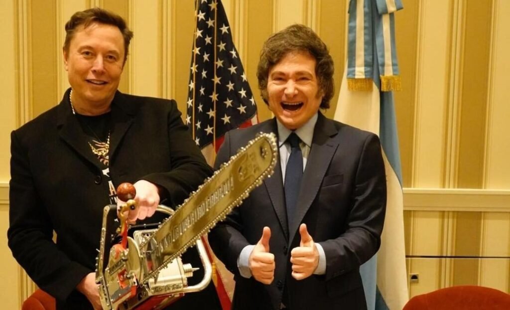 Milei se reunió con Elon Musk y le regaló una motosierra 476136197 1047920317369642 1374213959547506452 n e1740094103491