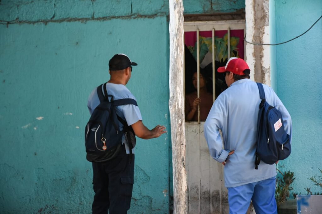 Realizan tareas de limpieza y prevención contra el dengue en barrios La Rodadera y Hospital IMG 20250218 WA0079