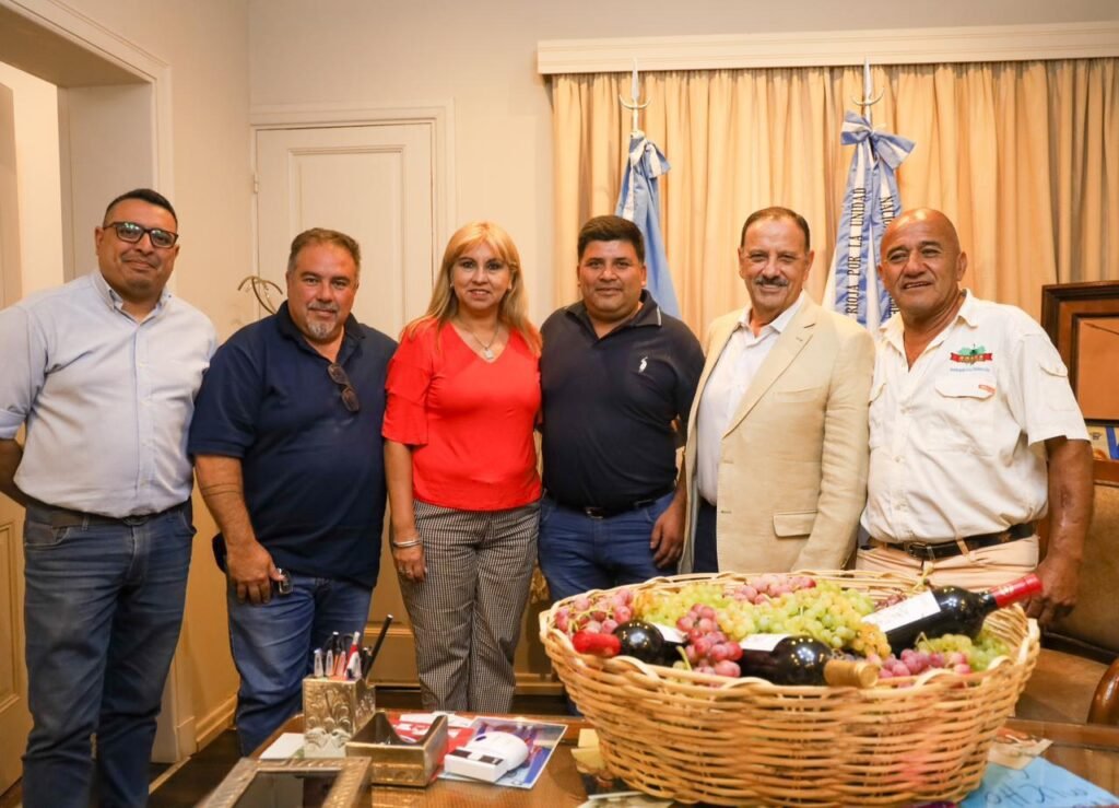 Miembros del sindicato del sector vitivinícola plantearon la situación del sector al gobernador WhatsApp Image 2025 02 07 at 9.31.56 AM